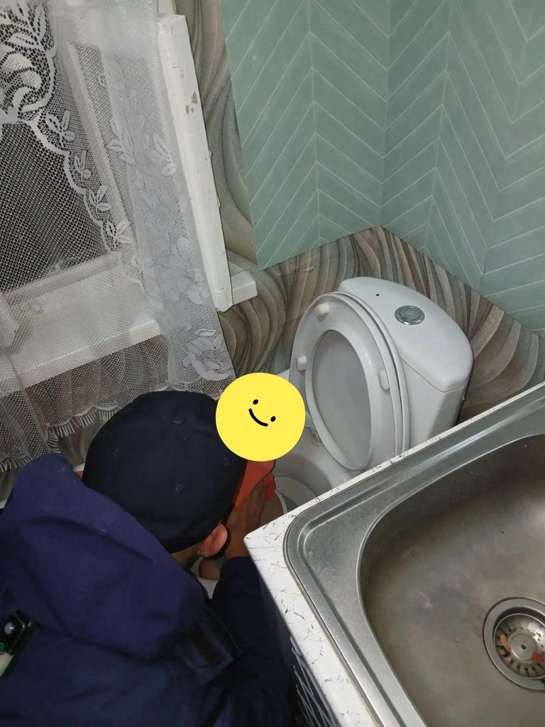 Унитаз оказался с подвохом: в Астрахани спасали годовалого малыша — фото 1