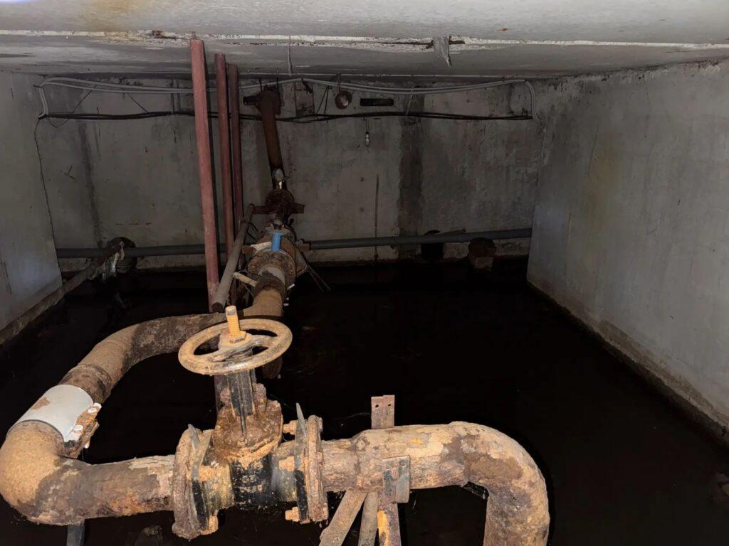 «Укрытие» оказалось под водой: жильцы астраханской 9-этажки требуют срочно откачать воду в подвале
