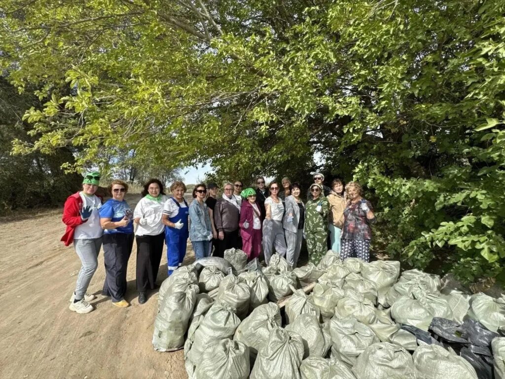 «ЭкоЦентр» поддержал астраханских «моржей» в двойном субботнике