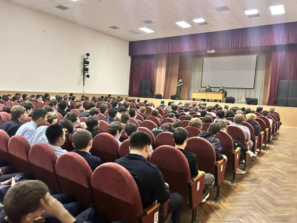 Более 600 юных астаханцев узнали, как не стать жертвой мошенников и вербовщиков