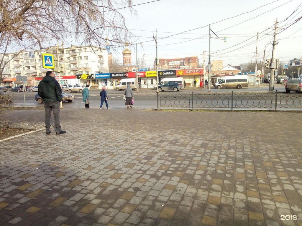 В Астрахани требуют снести торговые павильоны у остановки «Детский мир. Кувырок»