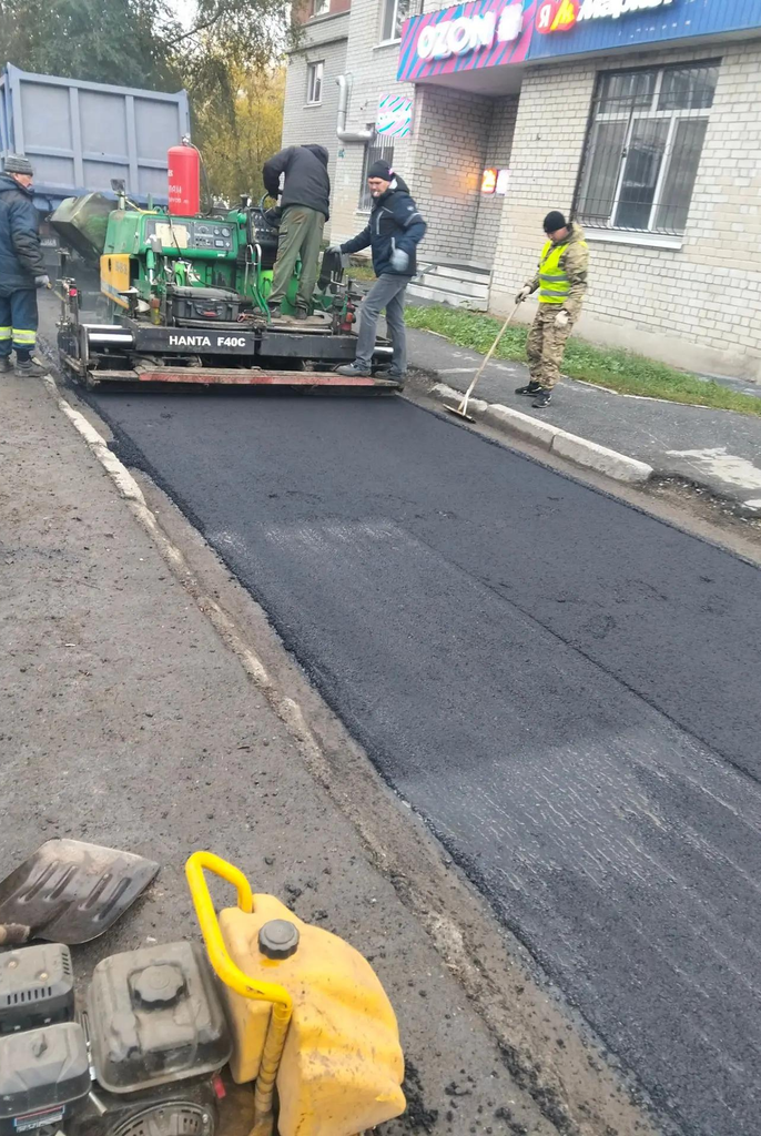 В Тюмени устраняют ямы на дорогах и приводят в порядок тротуары — фото 2