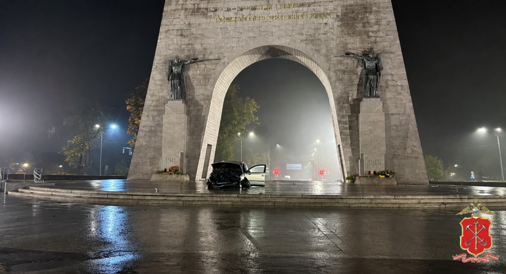 Пьяный лихач с астраханскими номерами влетел в памятник воинской славы под Санкт-Петербургом