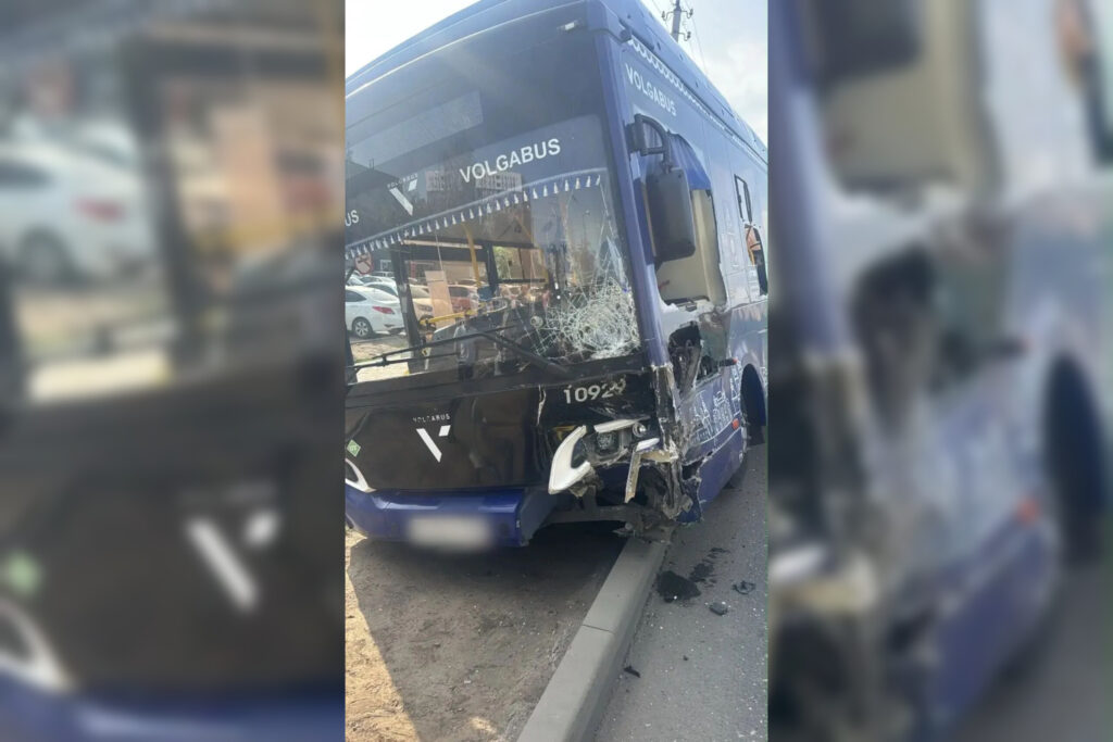 В Астрахани легковушка влетела в «Волгабас»: 7 пострадавших, включая детей