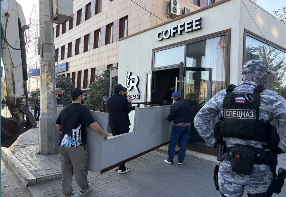 В Астрахани всё же снесли скандальную кофейню-самострой