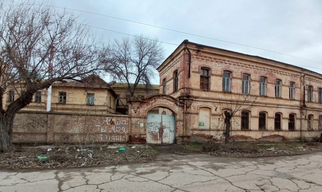 В Астрахани продают исторический ночлежный дом за 48,8 млн рублей: что появится в старинном здании?