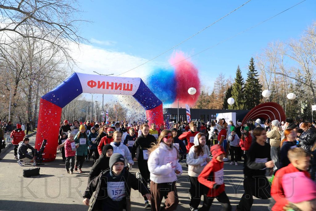 В Кургане открыли бесплатный беговой центр с душевыми, спортзалом и тренерами — фото 14